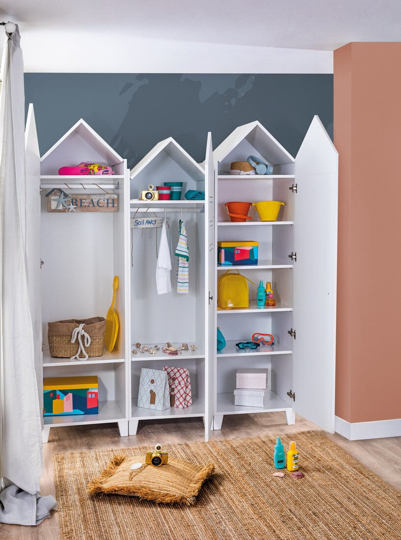 Miami 3-door wardrobe open, with sensor LED lighting