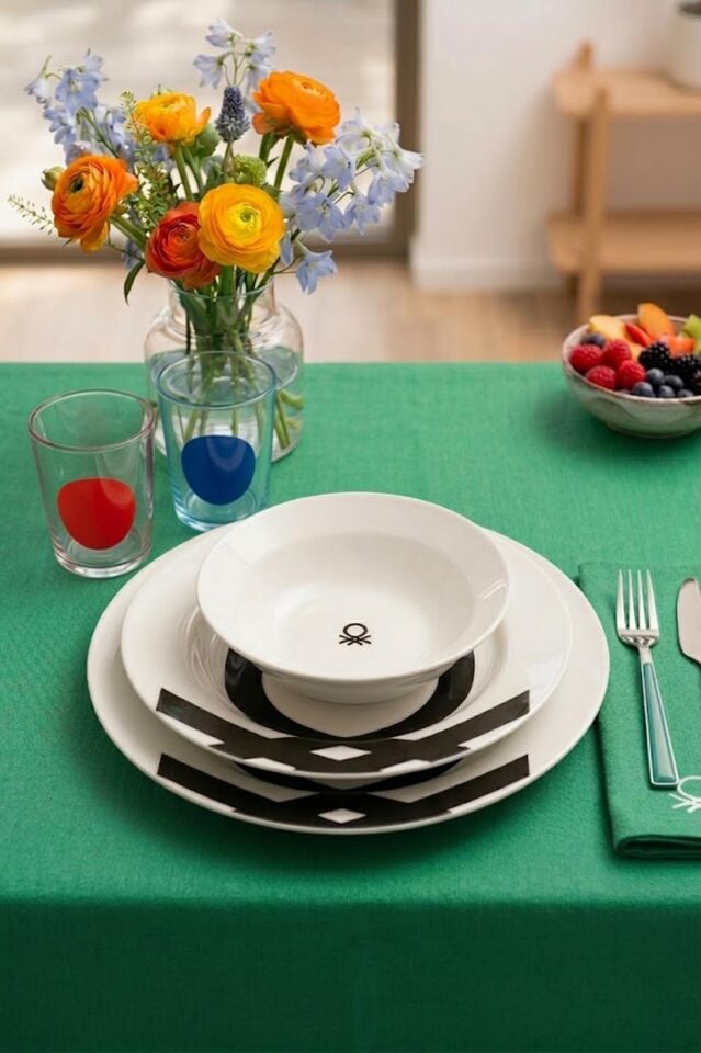 18-Piece Dinner Set with Logo